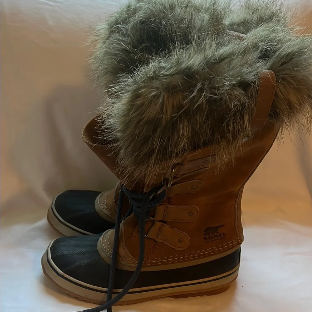 Women's Sorel and Black Fur-Lined Boots snow boots